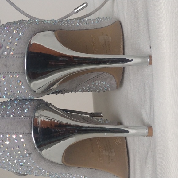 Shoes - Picture 6 of 8